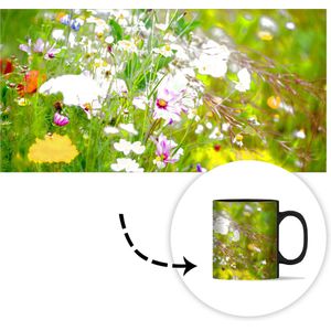 Magische Mok - Foto op Warmte Mokken - Koffiemok - Bloemen - Natuur - Groen - Gras - Paars - Wit - Magic Mok - Beker - 350 ML - Theemok