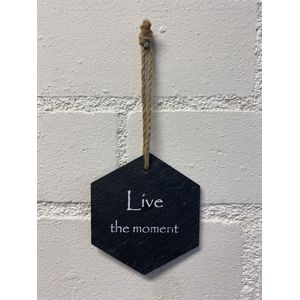 Deco leisteen met ophangkoordje - hexagon - Live the moment - 10.5x9 cm - Woonaccessoires