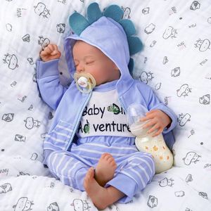 Reborn baby pop 'Nick' - 50 cm - Soft vinyl - Blauwe Dino Outfit - Broek, shirt, vest, luier, fles, speen, rammelaar - In geschenkdoos