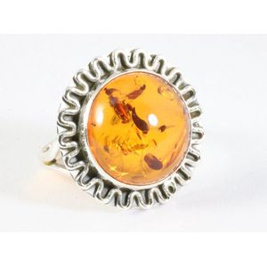 Ronde bewerkte zilveren ring met amber - maat 18