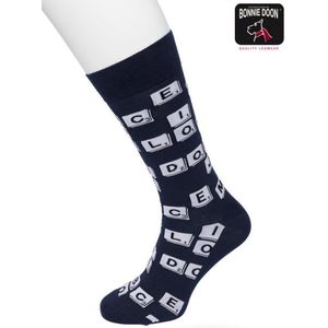 Bonnie Doon Heren Sokken met Scrabble Print maat 40/46 Donker Blauw - Thema Sokken - Spelletjes - Cadeau Sokken - Zacht Katoen met Gladde Teennaad - Comfortabel - Perfect Cadeau - Black Iris - BT992134.134