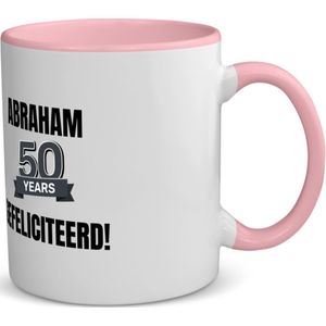 Akyol - 50 jaar sarah en abraham cadeau koffiemok - theemok - roze - Hoera 50 jaar - jubileum man en vrouw - verjaardagsmok - grappige tekst mok - jarig - verjaardag - 350 ML inhoud