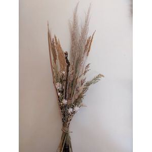 Prachtig boeket met lichtgroen, wit en naturel kleuren oa. Pampas,  strobloem,  hazenstaartjes  90cm