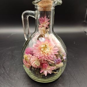 Droogbloemen in een glazen karafje | decoratie | vaas | droogbloemen in fles | boeket | bloemstuk | interieur | bloemen in glas | fleurig | cadeau | droogbloemen | woondecoratie |