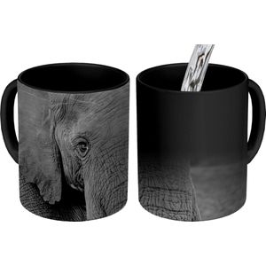 Magische Mok - Foto op Warmte Mokken - Koffiemok - Close-up van een olifant in de natuur in zwart-wit - Magic Mok - Beker - 350 ML - Theemok