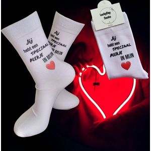 Valentijn - Love - Hou van je - Verjaardag - Gift - Valentijns cadeau - Sokken met tekst - Witte sokken - Cadeau voor vrouw en man - Kado - Sokken - Verjaardags cadeau voor hem en haar - Plekje in mijn hart - Verliefd - Vaderdag - Moederdag - LuckyDa