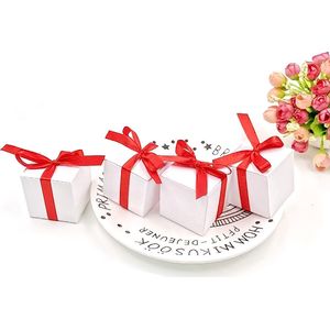 50 lege witte geschenkdoosjes met rode linten, snoepdoosje van karton voor bruiloften, verjaardagen, Kerstmis, doop, babyshower, communie, afstudeerfeest