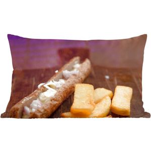 Sierkussen Frikandel voor binnen - Een frikandel met kleine patat op een houten snijplank - 60x40 cm - rechthoekig binnenkussen van katoen