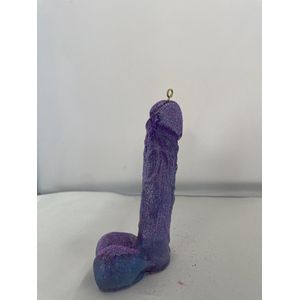 Crazy kerstboomhanger in de vorm van een piemel/penis. Deze kan je in de kerstboom hangen als decoratie en als kunstobject. Kleur blauw met paarse glitter