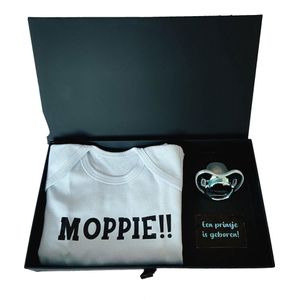 Kraamcadeau jongen, kraamkado met romper speen- geboortecadeau - kraamkado baby -  babyboy- geboortegeschenk - moppie - romper- luiertaart - geschenk - geschenkdoos - babyshower - moppie