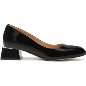 Lacquered pumps with low wide heel