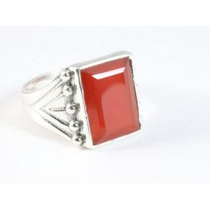 Bewerkte rechthoekige zilveren ring met rode onyx - maat 20