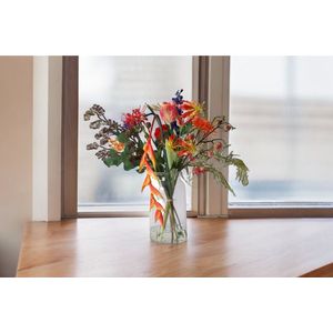WinQ- Boeket Kunstbloemen in rood/blauw/oranje combinatie - Inclusief vaas - Boeket zijden bloemen - Vrolijke Voorjaarskleuren - Nepbloemen - Zijden bloemen