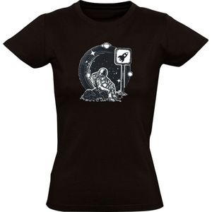 Astronaut zit in de ruimte Dames T-shirt - planeet - sterren - space - maan - heelal