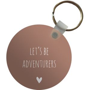 Sleutelhanger - Engelse quote Let's be adventurers met een hartje op een bruine achtergrond - Plastic - Rond - Uitdeelcadeautjes