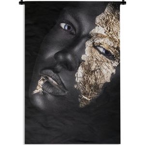 Wandkleed Black & Gold 2:3 - Vrouw met blauwe ogen en gouden accenten op zwarte achtergrond Wandkleed katoen 60x90 cm - Wandtapijt met foto