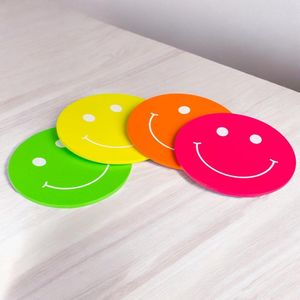 Set van 4 houten onderzetters in smile-design neonkleuren antislip - - diameter 9 cm. .