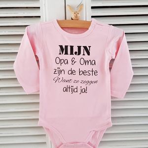 Baby Rompertje met tekst meisje cadeautje zwangerschap aankondiging mijn opa en oma zijn de beste want ze zeggen altijd ja | Lange mouw | roze | maat 62/68