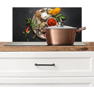 Spatscherm keuken 60x30 cm - Kookplaat achterwand Kruiden - Bord - Peper - Zwart - Lepels - Zilver - Muurbeschermer - Spatwand fornuis - Hoogwaardig aluminium
