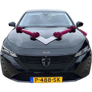 AUTODECO.NL - LORENZA Auto Versiering Bruiloft - Trouwauto Decoratie Burgundy Kleur - Autodecoratie - Burgundy Rozen & Tule - Motorkap Versiering - Autobloemstuk Bruiloft - Bloemen op de Auto - Bloemen op de Motorkap - Trouwerij - Huwelijk