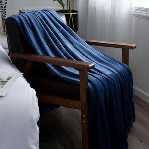 Knuffeldeken, donzige deken, marineblauw, 150 x 200 cm, warme zachte deken voor bed, bank, winterbankdeken als microvezel sprei