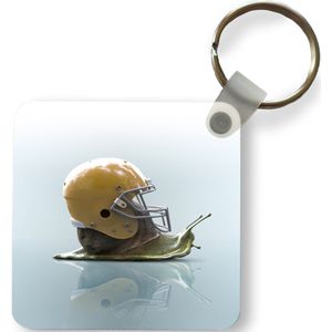 Sleutelhanger - Uitdeelcadeautjes - Slak met een rugby helm op zijn slakkenhuis - Plastic