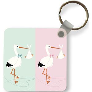 Sleutelhanger - Kinderillustratie van twee ooievaars en baby's tegen een roze en een blauwe achtergrond - Plastic - Rond - Uitdeelcadeautjes