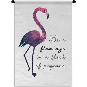 Wandkleed FlamingoKerst illustraties - Quote 'Be a flamingo in a flock of pigeons' en roze met blauwe flamingo op een witte achtergrond Wandkleed katoen 60x90 cm - Wandtapijt met foto