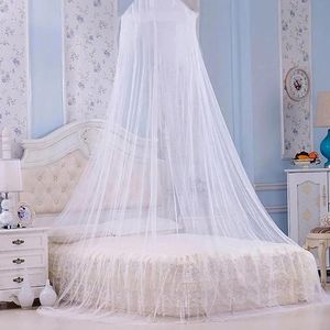 Dubbel bed wit kegelvormig muskietennet zonder deur voor binnen en buiten gebruik tijdens kamperen of een middagje thee