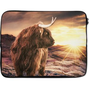 Laptophoes 17 inch - Schotse hooglander - Zonsondergang - Dier - Laptop sleeve - Binnenmaat 42,5x30 cm - Zwarte achterkant