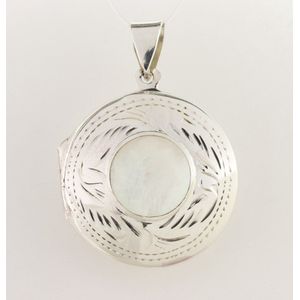 Rond bewerkt zilveren medaillon met parelmoer