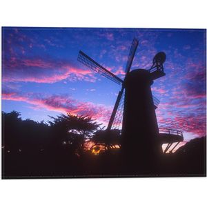 WallClassics - Vlag - Silhouet van Grote Molen onder Donkere Zonsondergang - 40x30 cm Foto op Polyester Vlag