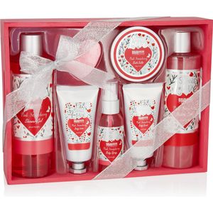 BRUBAKER Cosmetics 8-Delig Bad en Douche Set Aardbei Sweet Love in Deco Houten Mandje - Cadeautip Vrouw - Cadeau Idee - Verzorgingsset Cadeauset met Bloemen Design - Roze - Moederdag cadeautje