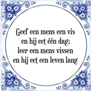 Tegeltje met Spreuk (Tegeltjeswijsheid): Geef een mens een vis en hij eet één dag; leer een mens vissen en hij eet een leven lang + Kado verpakking & Plakhanger