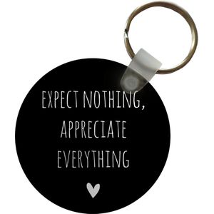 Sleutelhanger - Engelse quote Expect nothing, appreciate everything met een hartje voor een zwarte achtergrond - Plastic - Rond - Uitdeelcadeautjes