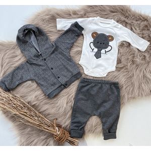 luxe baby pak -jongensset-jongenspak- drie delige katoenen baby set-sweatshirt,romper met broek-kleur donker grijs -6 tem 9 maanden