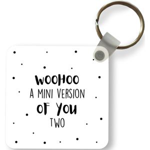 Sleutelhanger - Uitdeelcadeautjes - Spreuken - Woohoo a mini version of you two - Quotes - Baby - Plastic - Vaderdag cadeau - Geschenk - Cadeautje voor hem - Tip - Mannen