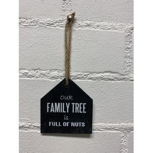 Deco leisteen met ophangkoordje - huis - Our family tree is full of nuts - 10x9cm - Woonaccessoires