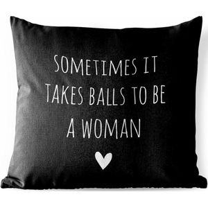 Tuinkussen - Engelse quote ""Sometimes it takes balls to be a woman"" met een hartje tegen een zwarte achtergrond - 40x40 cm - Weerbestendig