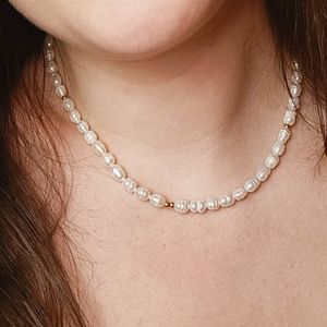 Ava&Imber Parelketting Modern - Originele Zoetwaterparels Ketting voor Vrouwen, Gemaakt met Gouden Stainless Steel (RVS) in Cadeauverpakking