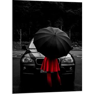 WallClassics - PVC Schuimplaat - Vrouw in Rood bij Zwarte Auto met Paraplu - 75x100 cm Foto op PVC Schuimplaat (Met Ophangsysteem)