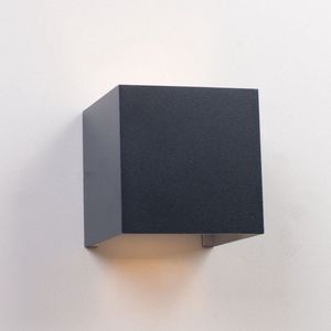 Wandlamp verstelbare lichtbundel kubus | 1 lichts | zwart | aluminium / metaal | 9,5 x 9,5 x 9,5 cm | modern / strak design