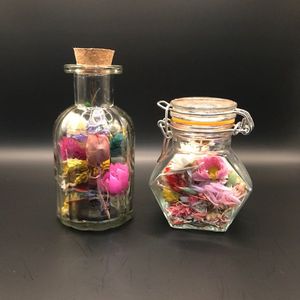 Droogbloemen in een klein weckpotje en een klein ribbelvaasje | cadeau | interieur | bloemstuk | vaas | fleurig | decoratie | woondecoratie | inspiratie | vintage
