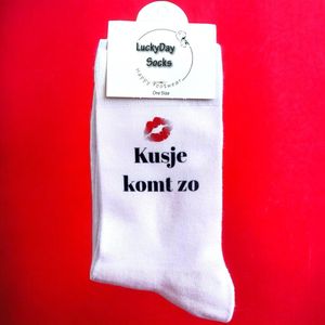 Valentijn - Love - Ik Hou van je - Kusje - Verjaardag - Gift - Valentijns cadeau - Sokken met tekst - Witte sokken - Cadeau voor vrouw en man - Kado - Sokken - Verjaardags cadeau voor hem en haar - Verliefd - Vaderdag - Moederdag - LuckyDay Socks - M