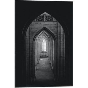 WallClassics - Vlag - Donkere Gang in een Kerk - Zwart Wit - 40x60 cm Foto op Polyester Vlag