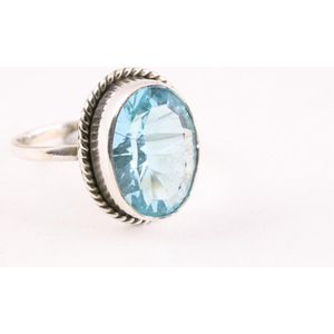 Bewerkte zilveren ring met blauwe topaas - maat 19