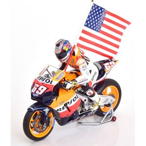 Honda RC211V #69 World Champion MotoGP 2006 W/ Figurine+Flag - 1:12 - Minichamps