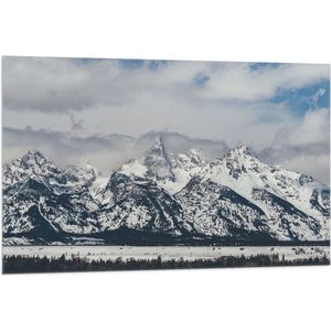 WallClassics - Vlag - Rij Bergen onder de Sneeuw met Schapenwolken - 105x70 cm Foto op Polyester Vlag