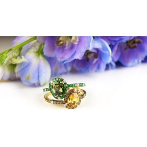Ring in geel goud gezet met groene saffier, gele saffier en diamant