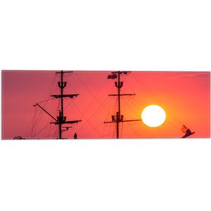 WallClassics - Vlag - Silhouet van Groot Vrachtschip tijdens Rozekleurige Zonsondergang - 60x20 cm Foto op Polyester Vlag